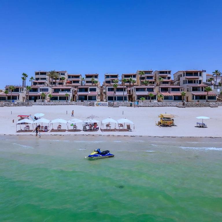 Super Beachfront Condo Ground Level on Sandy Beach - Apartamento - 36