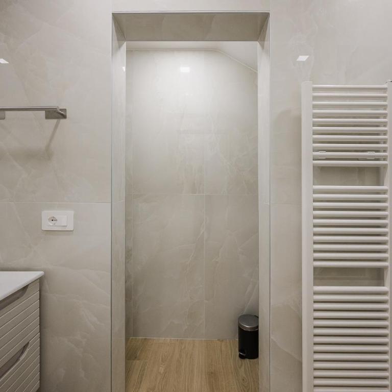 Guido Reni Suites - Royal Quadrivio - Camera Matrimoniale con Bagno Privato - 9