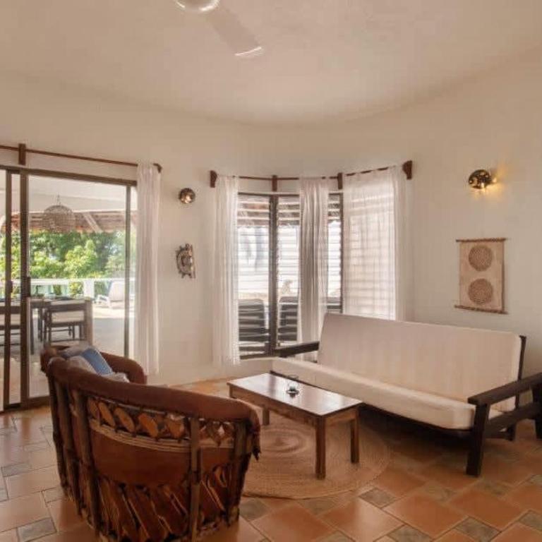 Garden-Level Apt Pool Sea Views & Quiet Street - Apartment - 4