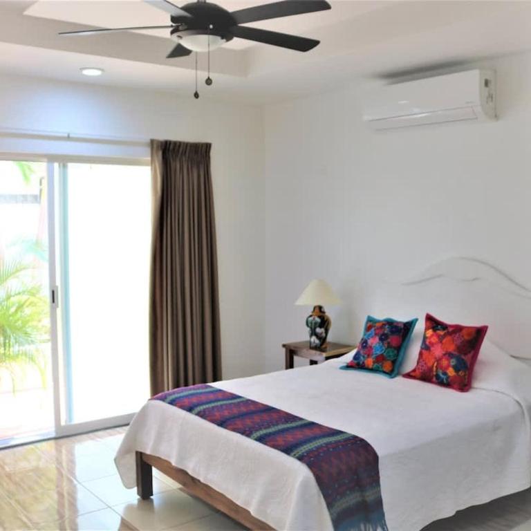 Oceanfront 2BR Pool Palapa & Steps to Beach - Appartement - 3