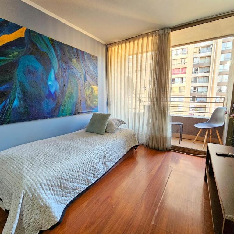 bulnes la moneda departamentos amoblados AVILA - Family Room with Balcony - 10