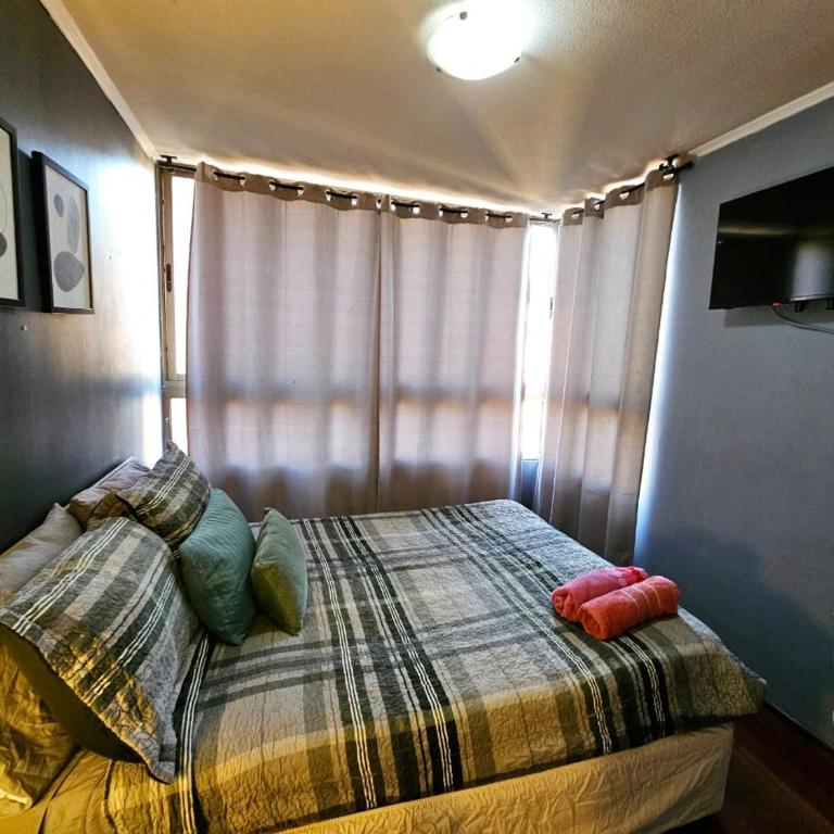bulnes la moneda departamentos amoblados AVILA - Family Room with Balcony - 11