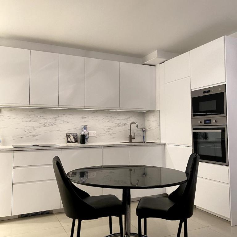 Chic 1-BR with Terrace, AC & Wi-Fi - Apartment mit 1 Schlafzimmer - 1