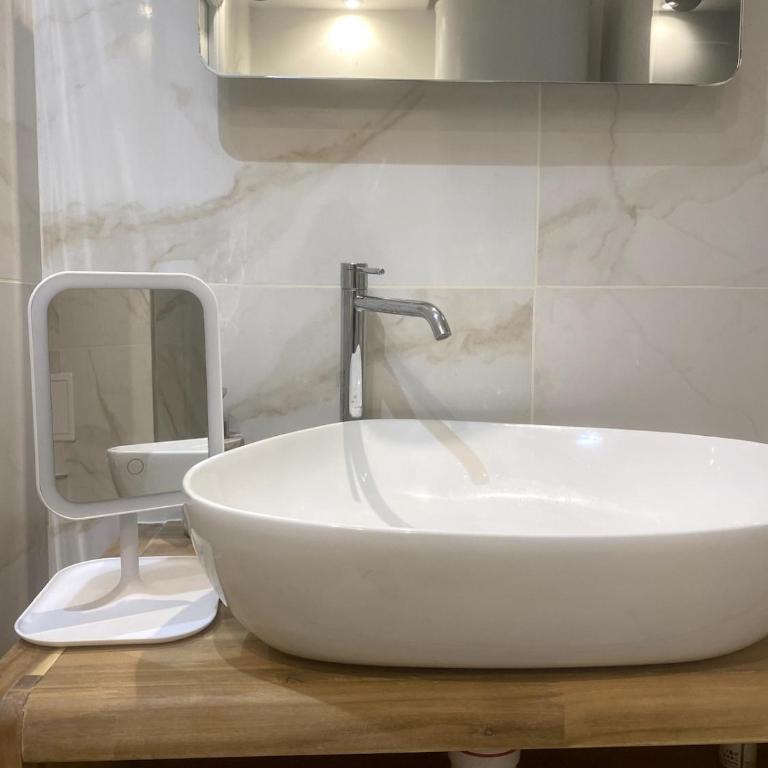 Chic 1-BR with Terrace, AC & Wi-Fi - Apartment mit 1 Schlafzimmer - 8
