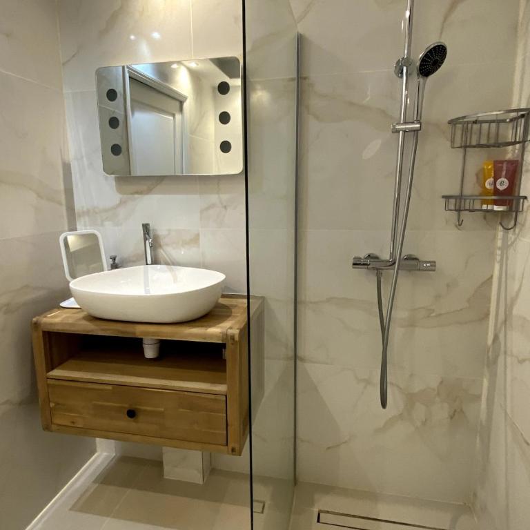 Chic 1-BR with Terrace, AC & Wi-Fi - Apartment mit 1 Schlafzimmer - 19