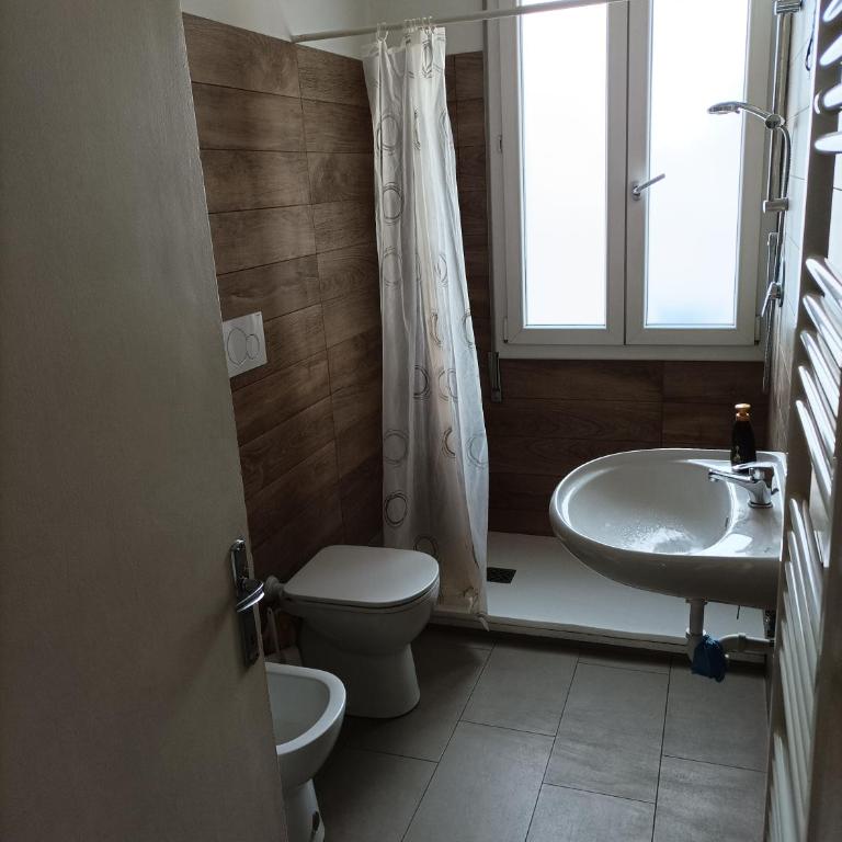 Stanza privata in appartamento Treviso vicino stazione e centro storico - comfort base, essenziale, semplice - no hotel - Twin Room with Shared Bathroom - 2