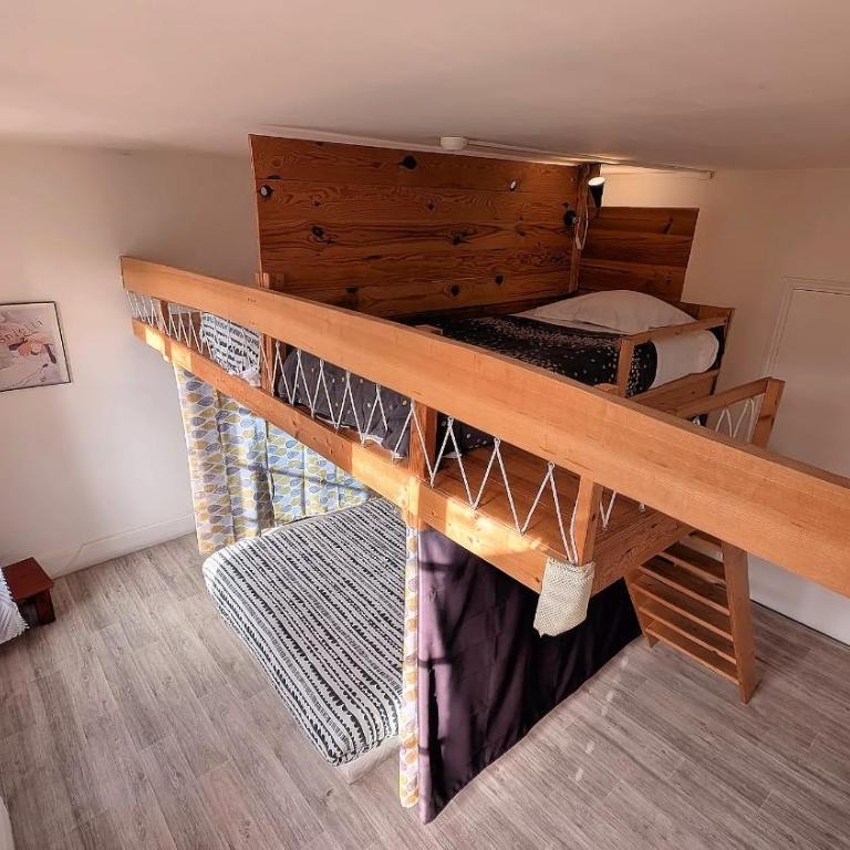 Hostel les Cordées Liées - Chambre Quadruple avec Salle de Bains Privative Séparée - 2