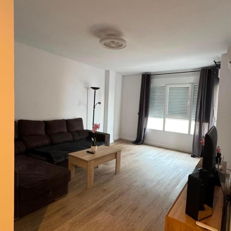 Costa Blanca Escape - Three-Bedroom Apartment with Balcony - 2