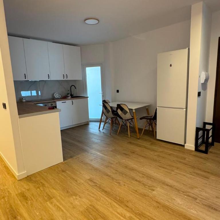 Costa Blanca Escape - Three-Bedroom Apartment with Balcony - 5