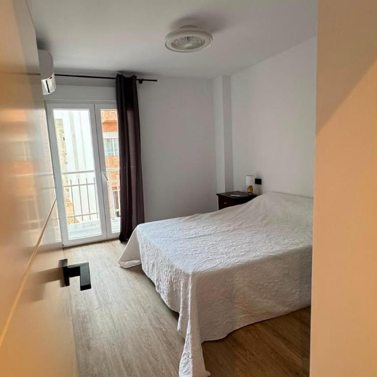 Costa Blanca Escape - Three-Bedroom Apartment with Balcony - 7