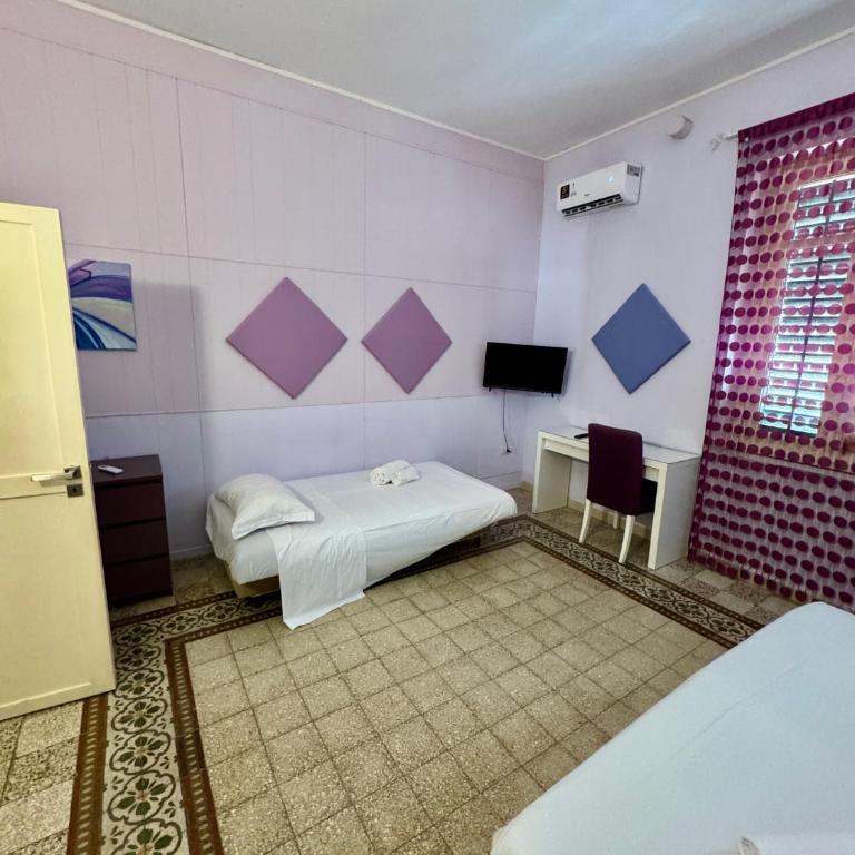 Room 091 - Double Room with Shared Bathroom - 2