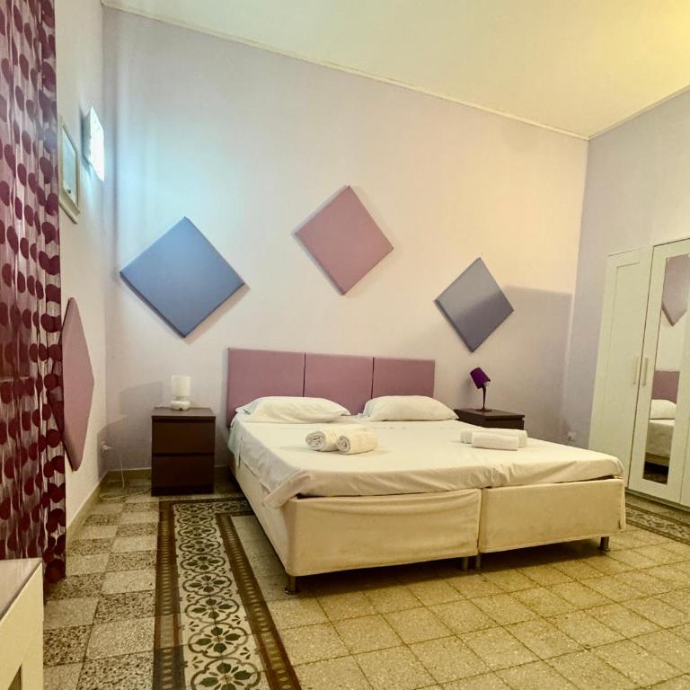 Room 091 - Double Room with Shared Bathroom - 1