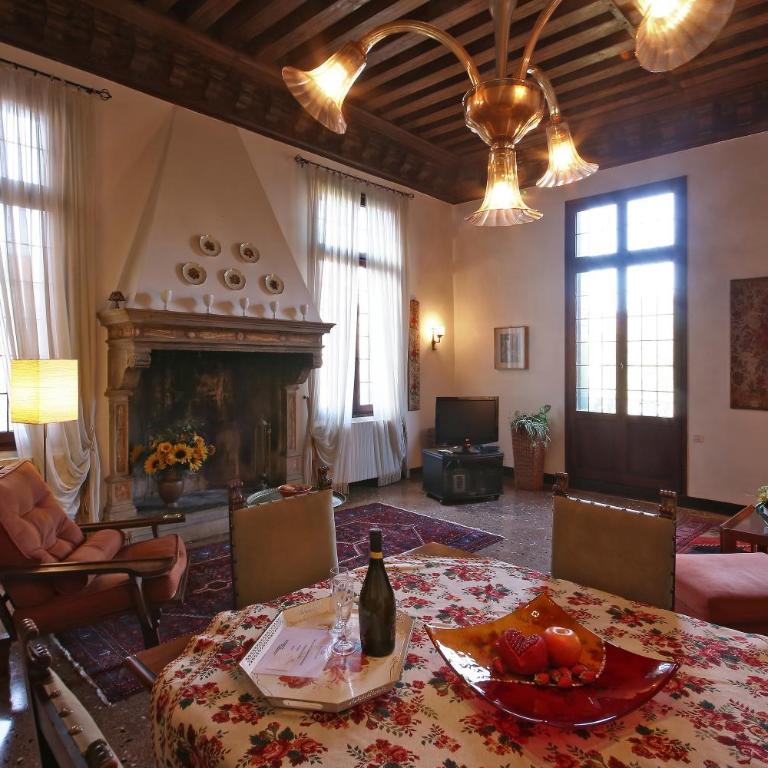 Appartamenti inside Palazzo Foscarini - King Apartment with Balcony - 14