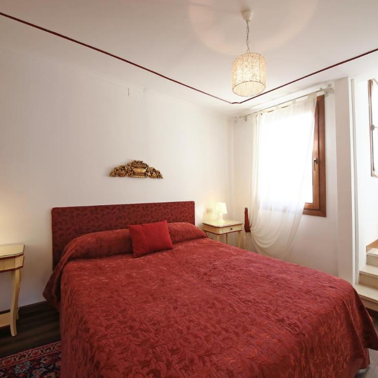 Appartamenti inside Palazzo Foscarini - King Apartment with Balcony - 11
