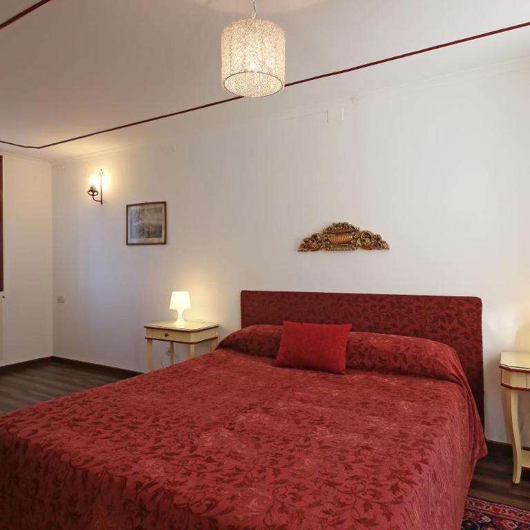 Appartamenti inside Palazzo Foscarini - King Apartment with Balcony - 10
