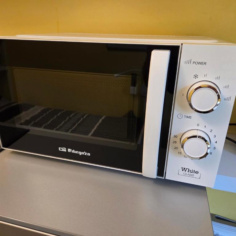 7 min to Citycenter Subway U3 100m, southside singleroom own SHOWER, WC ! free WIFI ,TV, dishes, fridge, oven, waterheater, microwave, coffee, bike, next to river and park,many restaurants and supermarkets around 200m, nonsmoker ! self check in -simply - Einzelzimmer mit Gartenblick - 10