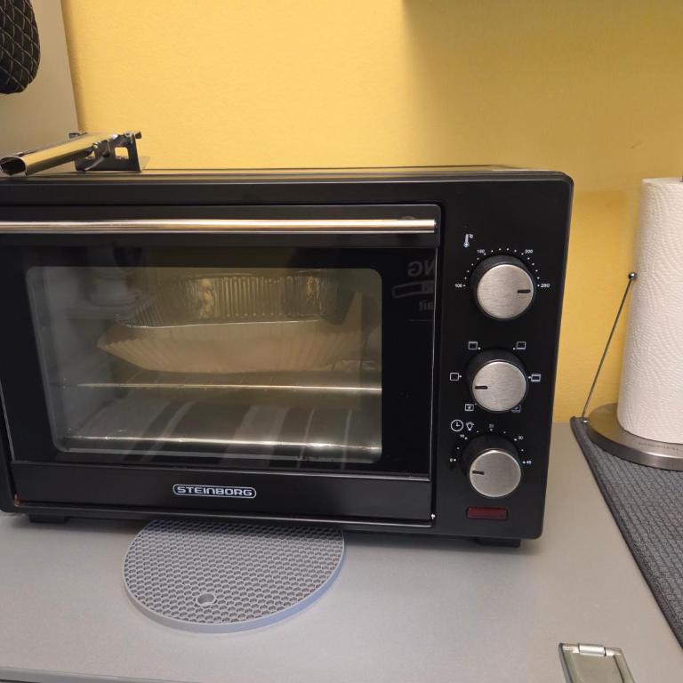 7 min to Citycenter Subway U3 100m, southside singleroom own SHOWER, WC ! free WIFI ,TV, dishes, fridge, oven, waterheater, microwave, coffee, bike, next to river and park,many restaurants and supermarkets around 200m, nonsmoker ! self check in -simply - Einzelzimmer mit Gartenblick - 9