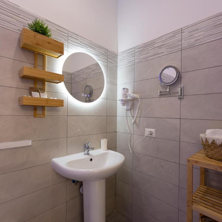 Aurum Nolana Suites - Camera King con Vista Montagne - 15
