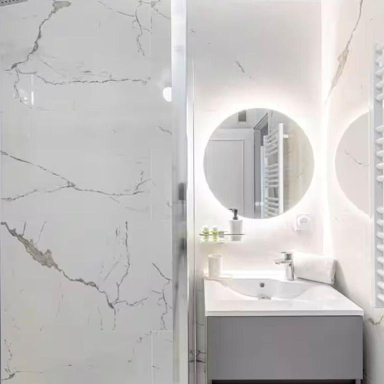Parisian Luxe 2BR Walk to Arc de Triomphe-Champs - Apartment mit 2 Schlafzimmern - 7