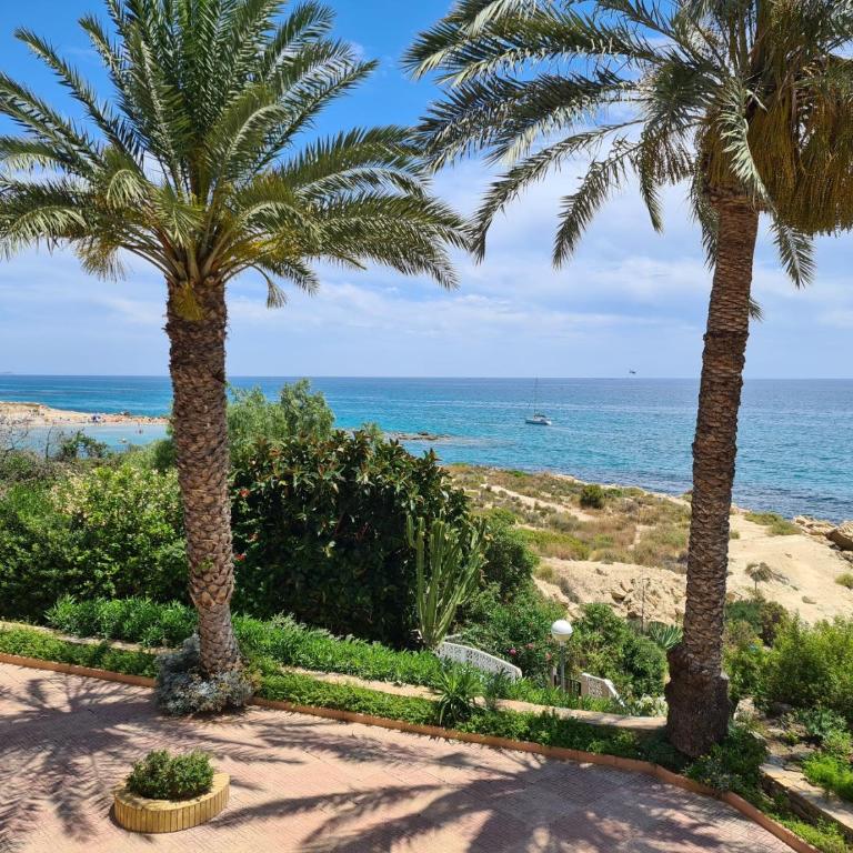 SPACIOUS FRONT-LINE BEACH APARTEMENT, SOUTH FACING, AIRCO, WiFi, AMAZING VIEWS - Apartment mit 3 Schlafzimmern - 2