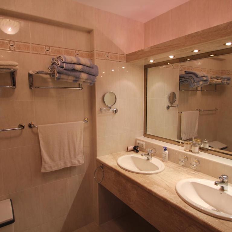 SPACIOUS FRONT-LINE BEACH APARTEMENT, SOUTH FACING, AIRCO, WiFi, AMAZING VIEWS - Apartment mit 3 Schlafzimmern - 15