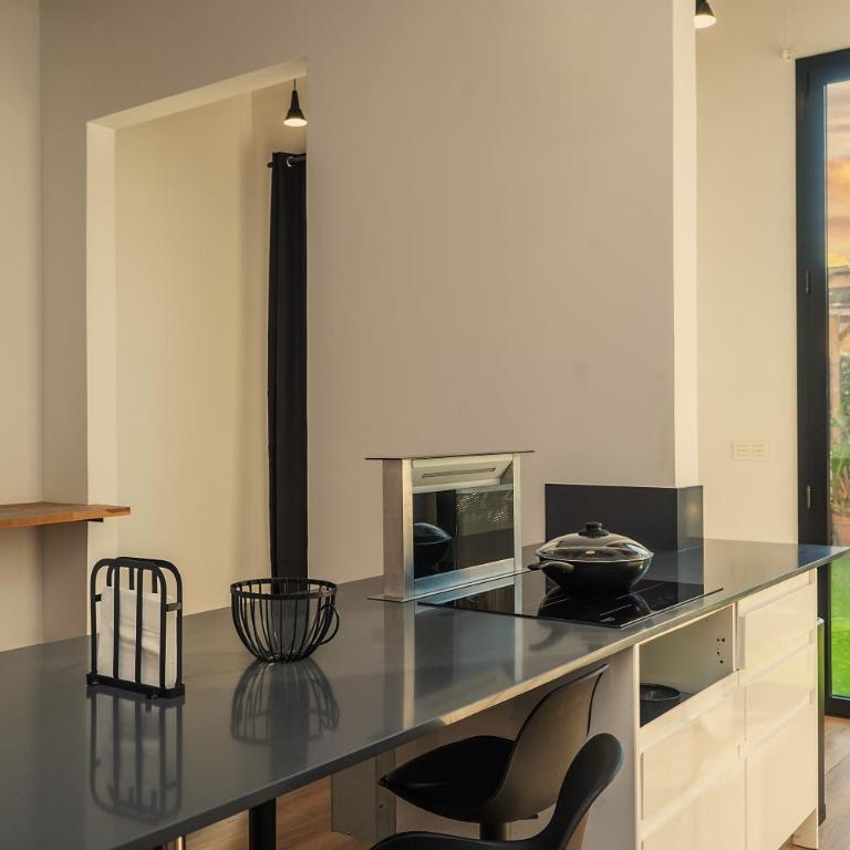 Private Terrace & Rooftop Hot Tub & Sleeps Six - Apartment - 7