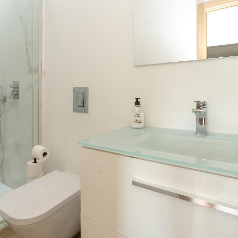 Private Terrace & Rooftop Hot Tub & Sleeps Six - Apartment - 13
