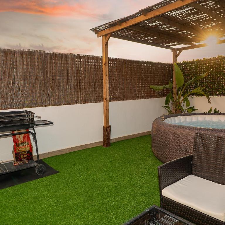 Private Terrace & Rooftop Hot Tub & Sleeps Six - Apartment - 2