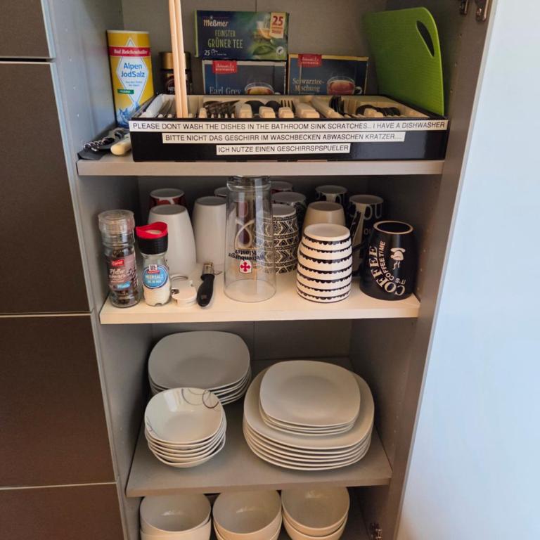 7 min to Citycenter Subway U3 100m, southside singleroom own SHOWER, WC ! free WIFI ,TV, dishes, fridge, oven, waterheater, microwave, coffee, bike, next to river and park,many restaurants and supermarkets around 200m, nonsmoker ! self check in -simply - Einzelzimmer mit Gartenblick - 7