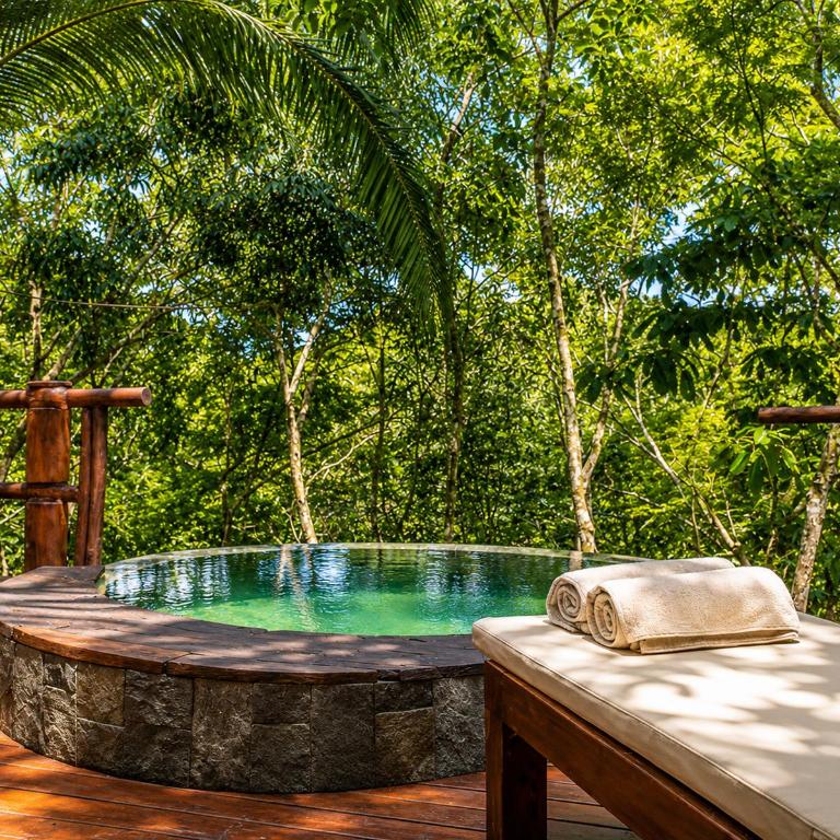 Hotel Boutique Maitta en Doradal Antioquia - Habitación con cama grande y bañera de hidromasaje - 12