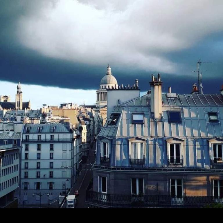 Place MAUBER Joli Studio équipé Vue tout Paris Calme Lumineux AC Ascenseur - Appartement 1 Chambre - 1