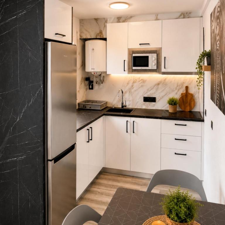Modern apartment with canal views in Empuriabrava - Terrace & WiFi - Apartment mit 1 Schlafzimmer - 2