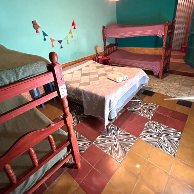 Hostal Humahuaca - Habitación Familiar con baño privado - 2