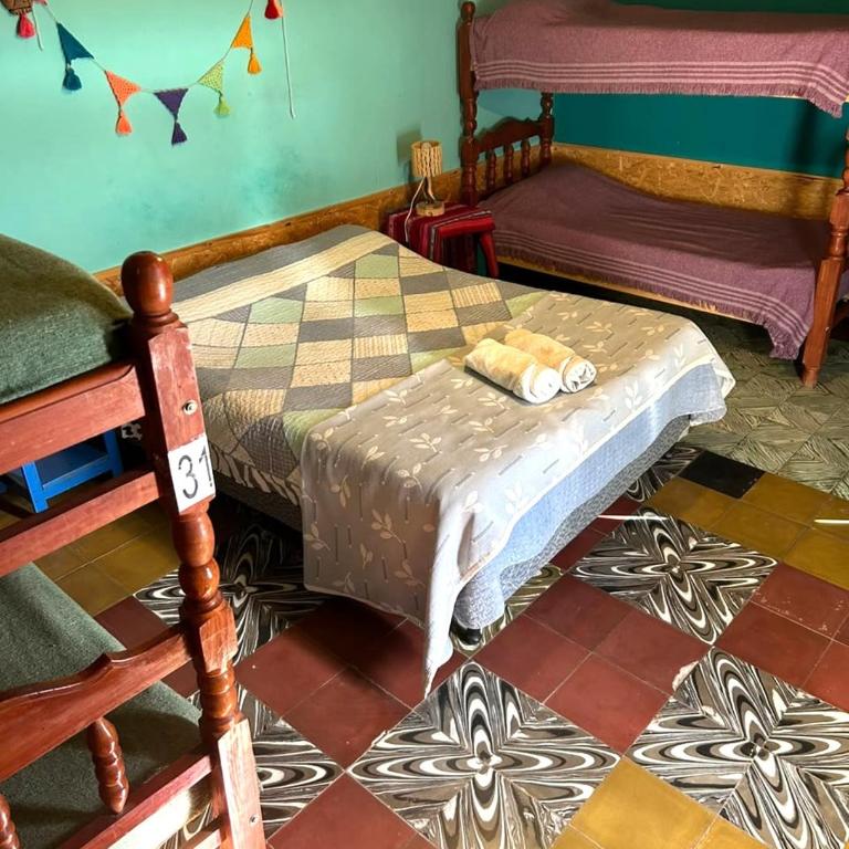 Hostal Humahuaca - Habitación Familiar con baño privado - 3
