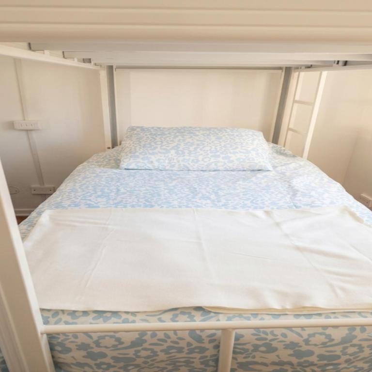 Casa Tribu - Cama en habitación femenina compartida de 4 camas - 3