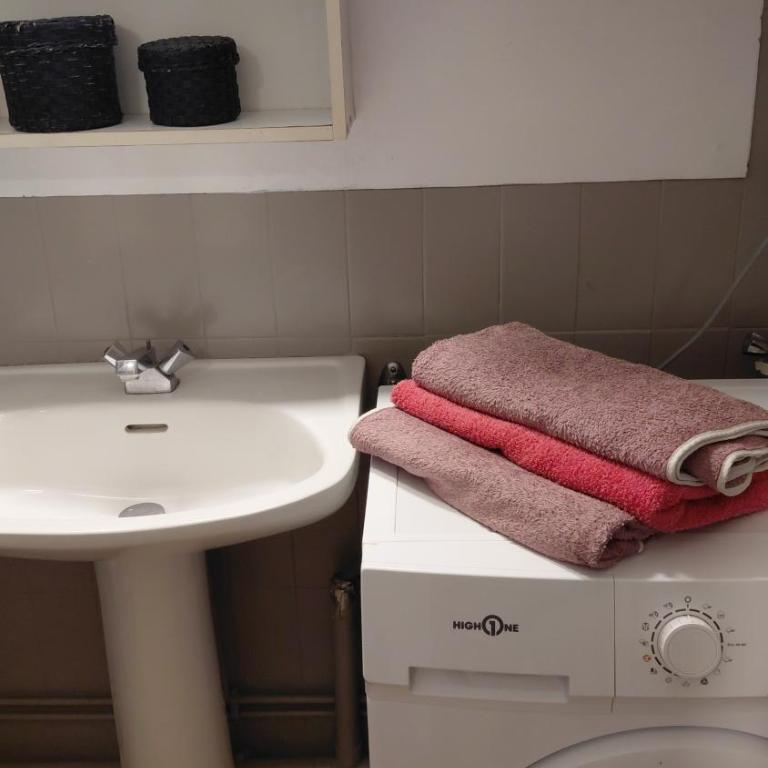 a 10 metres de la plage T2 avec clim Internet et Parking Gratuit devant Residence face a la Mer - Appartement 1 Chambre - 10
