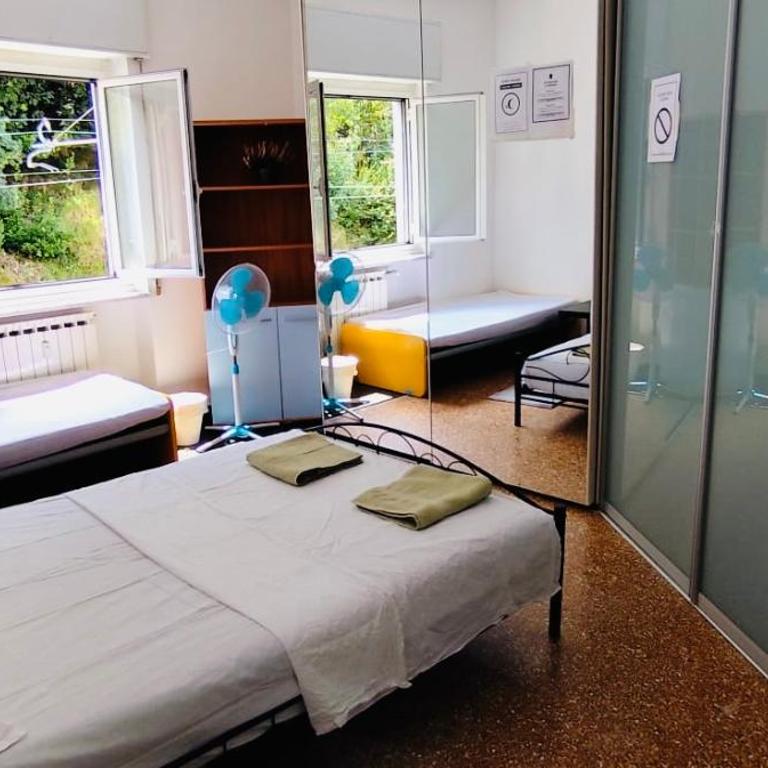 Private Room near City Center Shared Bathroom - Camera Tripla Basic con Bagno in Comune - 1