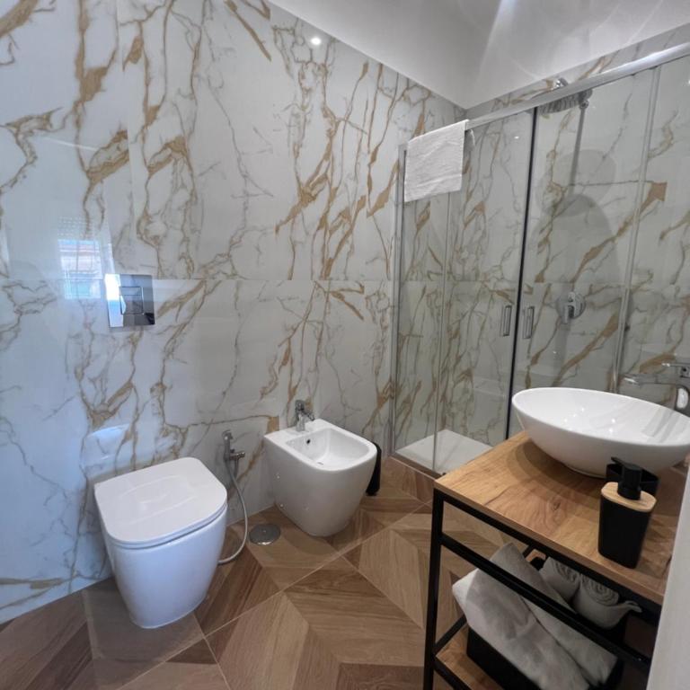 Nika Partenope Rooms - Camera Matrimoniale/Doppia con Letti Singoli con Bagno Privato - 3