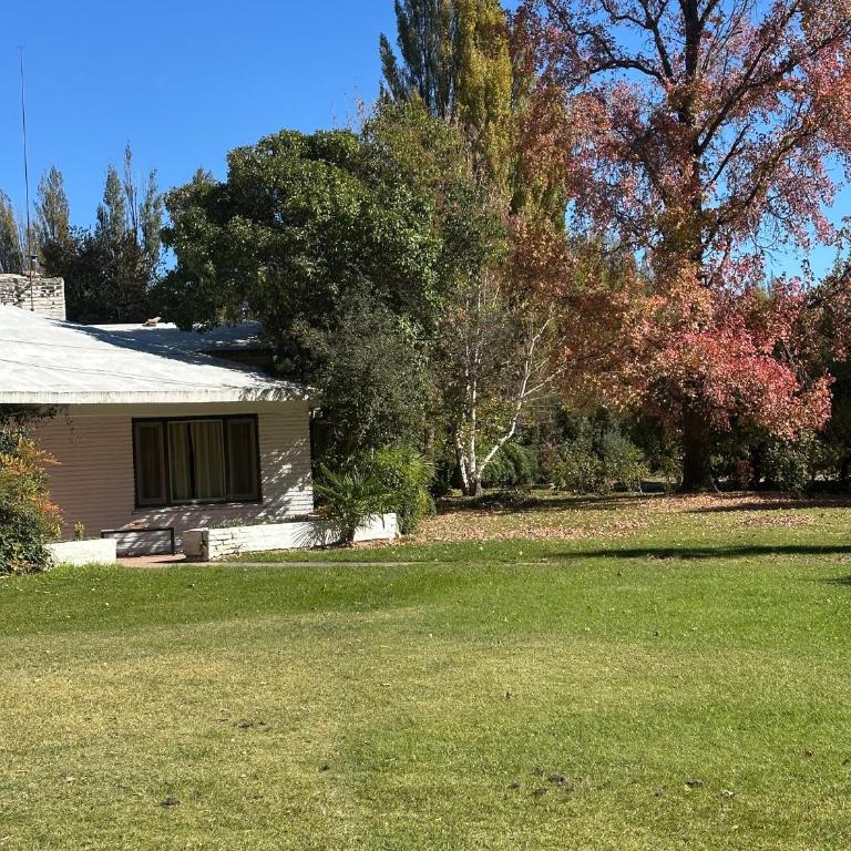 Chacra Los Cipreses - Casa completa con gran parque arbolado, 7 personas, entorno tranquilo - Vacation Home - 8