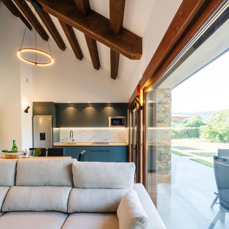 FINCA GIJON SUITES - Apartamentos con jardín y terraza privados, ubicados en un santuario natural estratégicamente situados que combinan mar y montaña con las comodidades de la ciudad, son tu base ideal para conocer Gijón y el Principado de Asturias - Suite Deluxe - 1