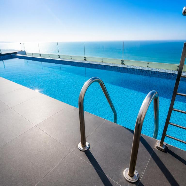 Luxury Oceanfront 3BR Apartment 15 Minutes to the Airport, Fast WiFi, Pool, Gym, Sauna and Free Parking - Three-Bedroom Apartment - 50