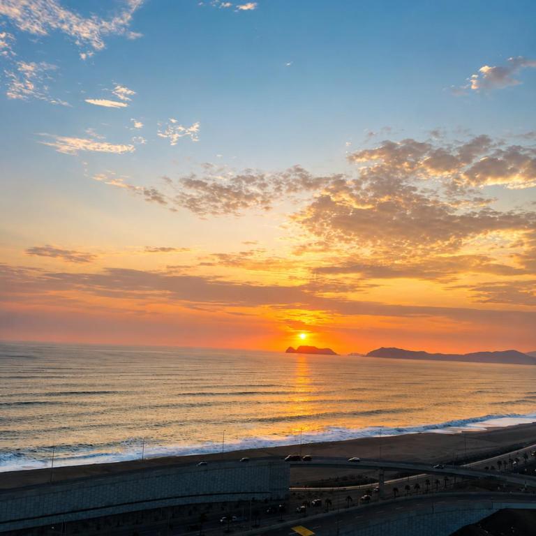 Luxury Oceanfront 3BR Apartment 15 Minutes to the Airport, Fast WiFi, Pool, Gym, Sauna and Free Parking - Three-Bedroom Apartment - 5