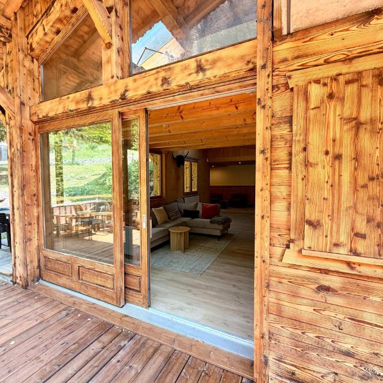 Large Mountain Chalet with Hot Tub Sleeps 19 - Apartment - 19