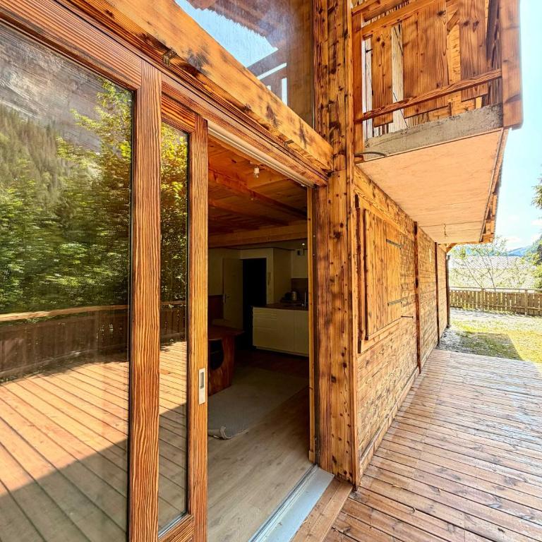 Large Mountain Chalet with Hot Tub Sleeps 19 - Apartment - 24