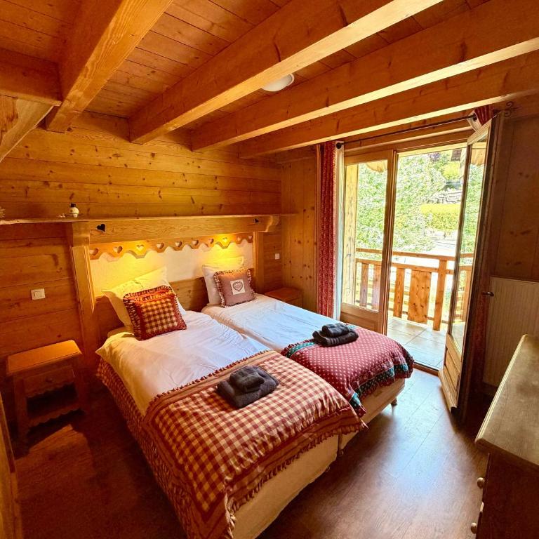 Large Mountain Chalet with Hot Tub Sleeps 19 - Apartment - 34