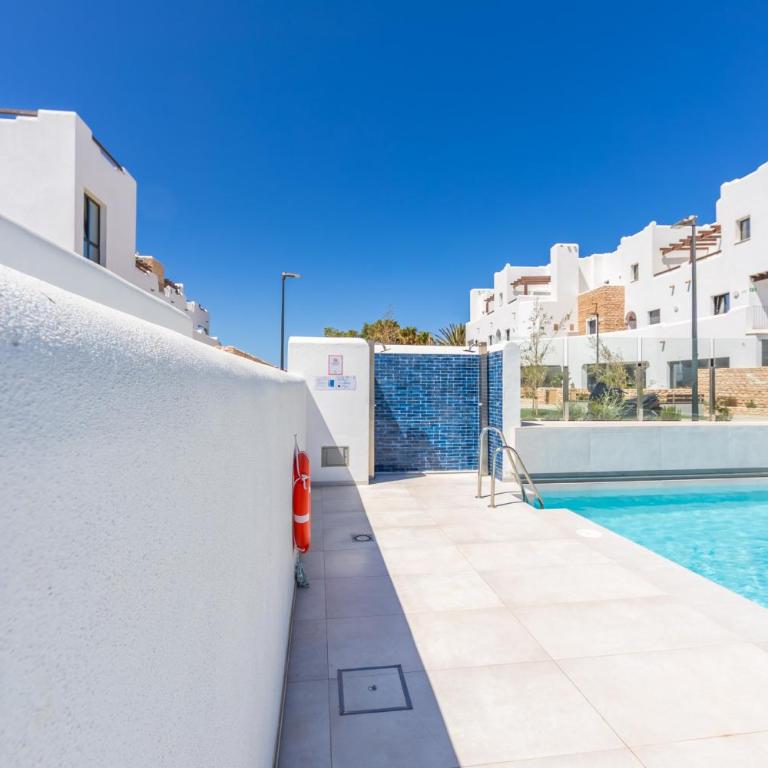 Atico con Vistas al Mar, 3 Terrazas y piscina - Apartamento de 2 dormitorios con terraza y vistas al mar - 6