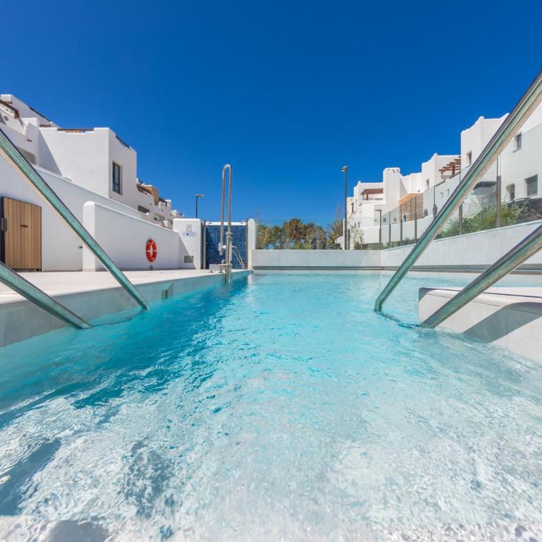 Atico con Vistas al Mar, 3 Terrazas y piscina - Apartamento de 2 dormitorios con terraza y vistas al mar - 9