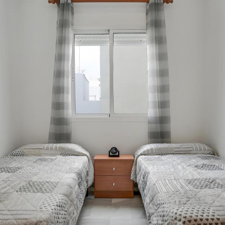 Apartamento Tomy - sólo familias - Two-Bedroom Deluxe Apartment with Ocean View - 16