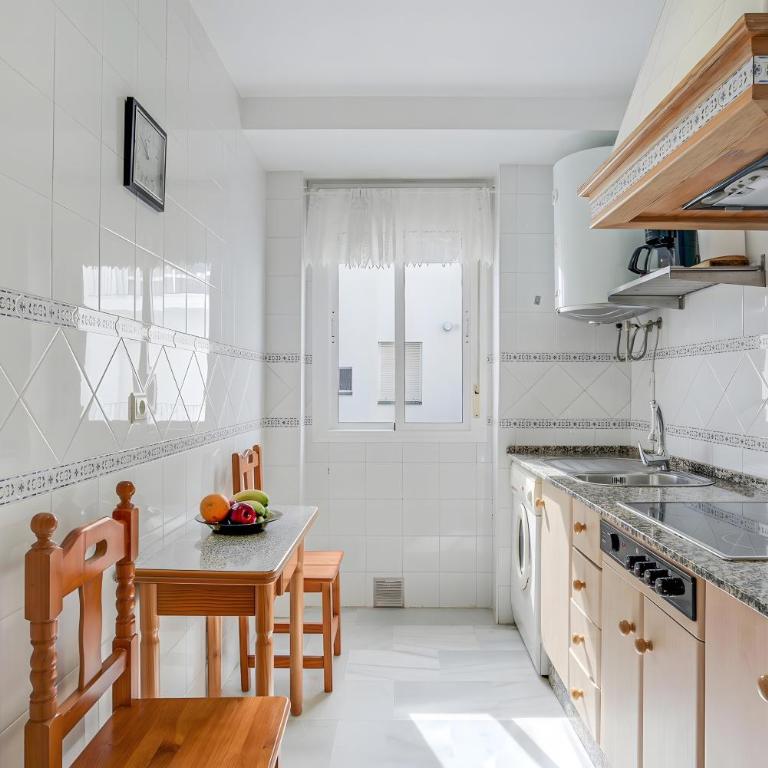 Apartamento Tomy - sólo familias - Two-Bedroom Deluxe Apartment with Ocean View - 8