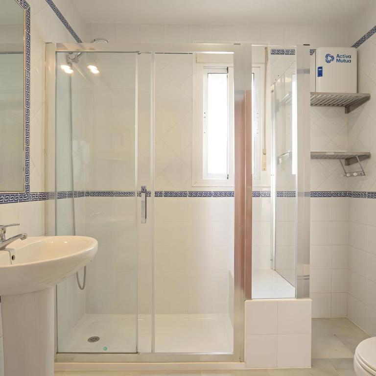 Apartamento Tomy - sólo familias - Two-Bedroom Deluxe Apartment with Ocean View - 17